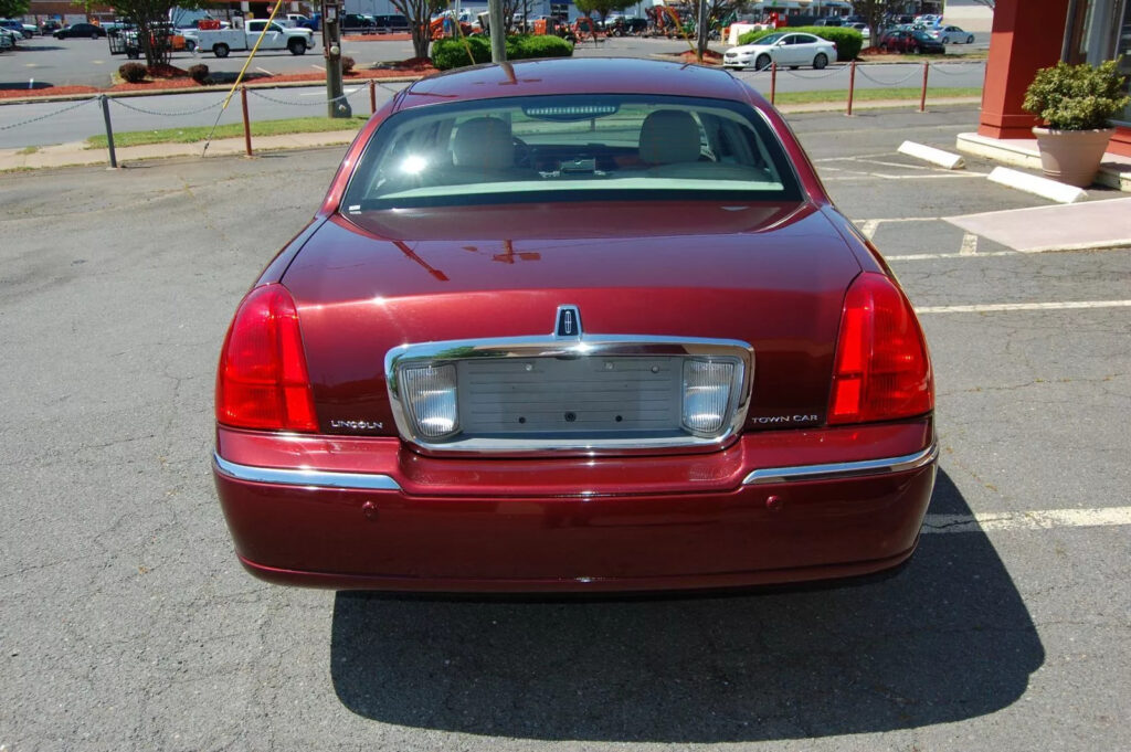 2003 Lincoln Town Car